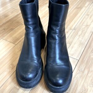 Stuart Weitzman black Chelsea boot 7.5 so cute